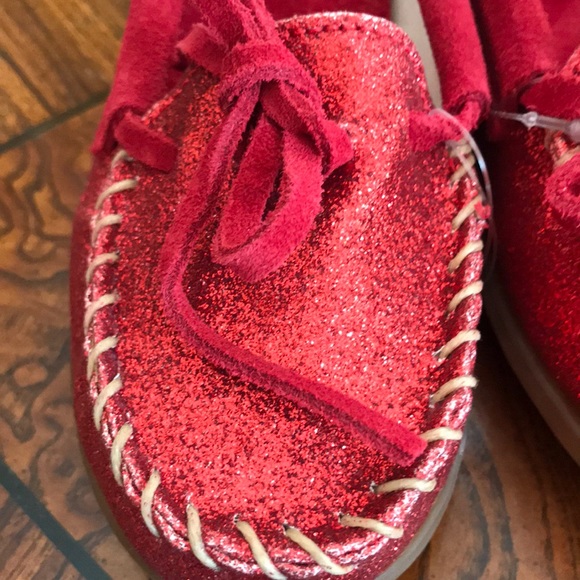 Minnetonka Girls Red Glitter shoes size 2,3,4 NWOT - Picture 2 of 8